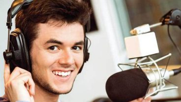 নিজস্ব ইন্টারনেট রেডিও চালান নিজেই হয়ে যান RJ