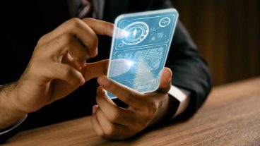 চলুন কল্পনা করা যাক কেমন হতে পারে আজ থেকে ৩০ বা ৫০ বছর পরের স্মার্টফোন গুলো [ফিউচার টেক এডিশন]