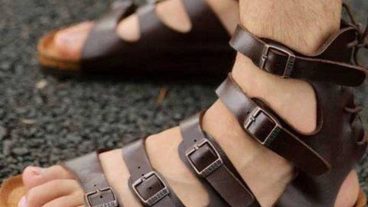 ফ্যাশনে নিজেকে ট্রেন্ডি করতে তুলতে চান? তাহলে এই জুতাগুলো আপনার জন্য