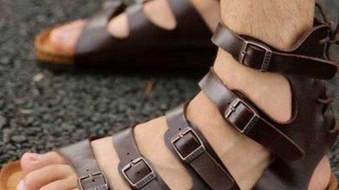 ফ্যাশনে নিজেকে ট্রেন্ডি করতে তুলতে চান? তাহলে এই জুতাগুলো আপনার জন্য