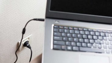 ল্যাপটপে কি সর্বদা চার্জার প্লাগইন করে রাখা উচিৎ? – যা জানা দরকার [বিস্তারিত]