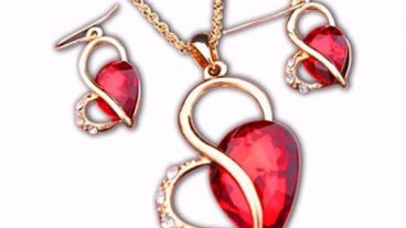 আভিজাত্য ফুটে উঠুক আকর্ষণীয় গহনায়