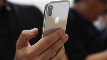 দেশের আইফোন গ্রাহকদের জন্য ‘দুঃসংবাদ’