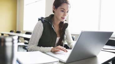 IELTS শিখুন ঘরে বসেই স্কোর করুন ৭+