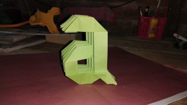 কিভাবে কাগজ দিয়ে ইংরেজি অক্ষর a বানাবেন