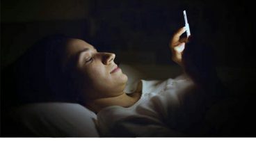 আপনি কী রাত জেগে মোবাইল ব্যবহার করেন তাহলে এই টিউনটি না পড়ে যাবেন না