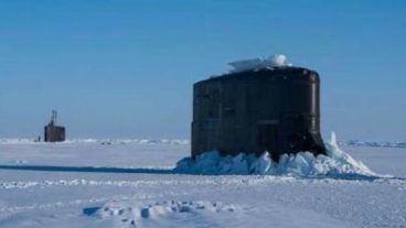 বরফ ঠেলে মাথা চাড়া দিল মার্কিন সাবমেরিন দেখুন ভিডিও