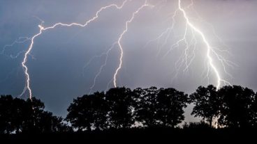 জেনে রাখুন বজ্রপাত থেকে বাঁচার ১৪ উপায়