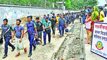 Police in an anti-narcotics drive detained a total of 100 people from Ganaktuli in citys Hazaribagh area