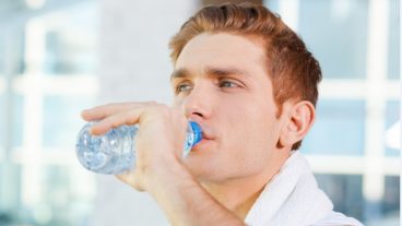 দাঁড়িয়ে পানি পান করার ক্ষতিকর প্রভাব