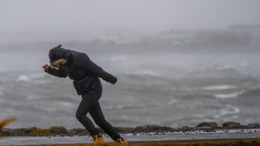 ঝড়ের সময় যা যা করণীয়