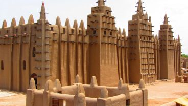 মাটির তৈরি পৃথিবীর সবচেয়ে বড় মসজিদ বিস্তারিত দেখুন  [VIDEO]