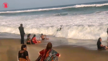 ভিডিওতে দেখে নিন “পূরী”  উড়িষ্যা, ইন্ডিয়া সমূদ্র সৈকত, সমূদ্রের ঢেউ ও গর্জন