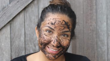 কাজের ব্যস্ততায় অল্প সময়ে ঘরে বসে রূপচর্চা