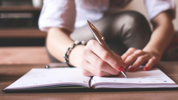 আপনি কি লিখতে পারেন? ঘরে বসেই আয় করুন closewe এ লিখে!