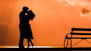 ভ্যালেন্টাইন্স ডে-তে প্রেমিকাকে কী উপহার দিয়ে চমকে দেবেন?