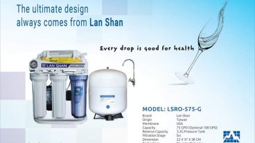 নিরাপদ পানি নিয়ে শঙ্কা বাড়ছে  পৃথিবীর চার ভাগের তিন ভাগই পানি অন্যদিকে মানুষের শরীরেরও পানির অনুপাত প্রায় ৬৫ ভাগ আর পানিই জীবন, জীবন মাত্রই পানির প্রয়োজন—এটি চিরন্তন সত্য তবে ক্রমেই যে পানি দুর্লভ ও ব্যয়বহুল পণ্যে পরিণত হতে চলেছে সেটা অনুধাবন করার সময় এসেছে গত শতাব্দীর আশির দশকে যেখানে হাতেগোনা একটি বা দুটি পানি বাজারজাতকরণ কোম্পানি ছিল সেখানে বর্তমানে বিশুদ্ধ পানি, পানি বিশুদ্ধকরণ যন্ত্রপাতির কোম্পানি শ’দুয়েকের বেশি এই পরিসংখ্যানটিই বলে দিচ্ছে মূলত পানিদূষণের অবস্থা এবং ভবিষ্যত্ যে পানির অপর নাম জীবন সেই পানির অভাবেই আজ বিশ্বের প্রায় ৬০০ কোটি মানুষের জীবন হুমকির মুখে পতিত হতে চলেছে  বিশেষজ্ঞদের মতে, মানুষের ব্যবহার উপযোগী স্বচ্ছ পানির পরিমাণ মাত্র ২৫ ভাগ এর মধ্যে ৭০ মেরুদেশে বরফ হিসাবে, বাকি ৩০ মাটির আর্দ্রতা এবং ভূগর্ভস্থ পানি হিসাবে বিরাজিত অর্থাত্ ব্যবহার উপযোগী পানির ১ বা মোট পানির০০৭ হলো সহজলভ্য পানি চারদিকে পানির উপস্থিতি আমাদের নজরে থাকায় পানি অপ্রতুল নয় বলে আমাদের মনে হলেও যদি নৌযোগাযোগ, পানি বিদ্যুত্, পরিবেশ, গাছপালা এবং জলজ প্রাণীর চাহিদা বিবেচনা করা হয় তাহলে মোটেও সেটা যথেষ্ট নয় বিশুদ্ধ পানির অভাব কতটা সেটা আমরা বুঝতে পারি জাতিসংঘের রিপোর্টে জাতিসংঘের হিসাব অনুযায়ী ২০৩০ সাল নাগাদ ৩৫টি দেশে পানি দুর্লভ হয়ে পড়বে, যা ১৯৯০ সালে ছিল ১৭টি বিশ্ব স্বাস্থ্য সংস্থা ও ইউনিসেফ-এর ২০০৬-০৭ সালের রিপোর্ট অনুযায়ী পৃথিবীর ৭৮ কোটি মানুষ বা ১১ মানুষ নিরাপদ পানি পায় না ২০০৮ সালে এ সংখ্যা ৯০ কোটি এবং ২০১২ সালের হিসেবে ১০১ কোটি মানুষ নিরাপদ পানির সংকটে ভুগছে উল্লেখ্য, বিশুদ্ধ পানি এবং পয়ঃনিষ্কাশনের অভাবে বছরে প্রায় ৩৭ লাখ মানুষ পানিবাহিত বিভিন্ন রোগে মারা যায়, যার মধ্যে শিশু ১৫ লাখ বাংলাদেশে এ অবস্থা আরো ভয়ানক অর্থাত্ বর্তমানেও প্রায় ৫৭  লোক পানিবাহিত বিভিন্ন রোগে আক্রান্ত হচ্ছে এবং প্রাণ হারাচ্ছে  অথচ পানির বিভিন্ন উেসর আধারের মধ্যে থেকেও বাংলাদেশের মানুষ মূলত বিশুদ্ধ পানি থেকে বঞ্চিত হচ্ছে অসচেতনতা ও দায়িত্বহীনতার কারণে এছাড়াও শিল্পপণ্য উত্পাদনে যে পরিমাণ পানির ব্যবহার হচ্ছে তা ক্রমেই পানির সংকটকে আরো ত্বরান্বিত করছে কেননা শিল্প-কারখানা যে শুধু বিপুল পরিমাণ খাবার পানি নষ্ট করছে তা নয় বরং পানির উত্সও দূষিত করছে কারখানার ব্যবহার করা রাসায়নিক বর্জ্য য