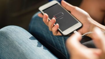 আইফোনের ব্যাটারীর চার্জ শেষ হলেও চার্জ আরও কিছুক্ষণ ধরে রাখার টিপস