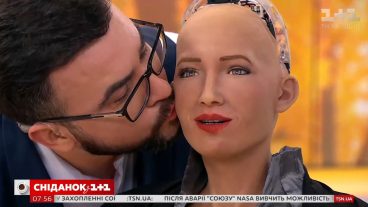 বিশ্বের সবচেয়ে সুন্দরী ও উন্নত রোবট আবিস্কার করল হংকং