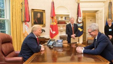 অ্যাপল এর সিইও Tim Cook আমেরিকার প্রেসিডেন্ট ডোনাল্ড ট্রাম্পের সাথে Closed-Door মিটিং নিয়ে কথা বলেছেন