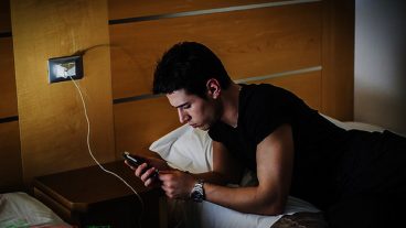 চার্জ দেওয়া অবস্থায় মোবাইল ব্যবহার করলে কোনও সমস্যা কি কি হতে পারে!