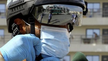 করোনাভাইরাস ঠেকাতে দুবাই পুলিশের স্মার্ট হেলমেট