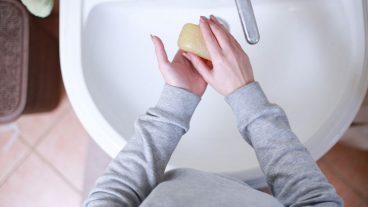 ইসলামে সাবান দিয়ে হাত ধৌত করার নির্দেশ না থাকার ২০টি রহস্য!