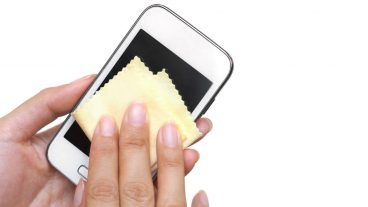 স্মার্টফোন থেকেও ছড়াতে পারে করোনাভাইরাস, জেনে নিন কি ভাবে পরিষ্কার রাখবেন!