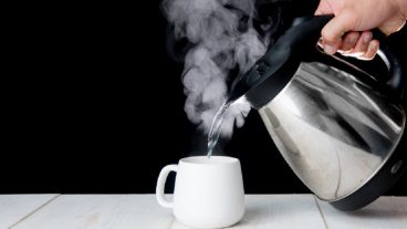 ওষুধ নয় নিয়মিত গরম পানি খেলেই নিষ্পত্তি হবে করোনা ভাইরাস