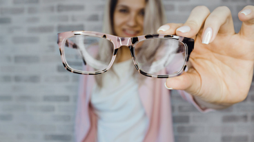 চশমা সম্পর্কে প্রয়োজনীয় তথ্য যা আপনার জানা উচিৎ