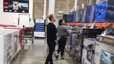 টিভি কিনতে সস্তার দোকানে মার্ক জাকারবার্গ