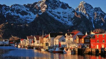 মধ্যরাতেও সূর্য অস্ত যায় না যে দেশে