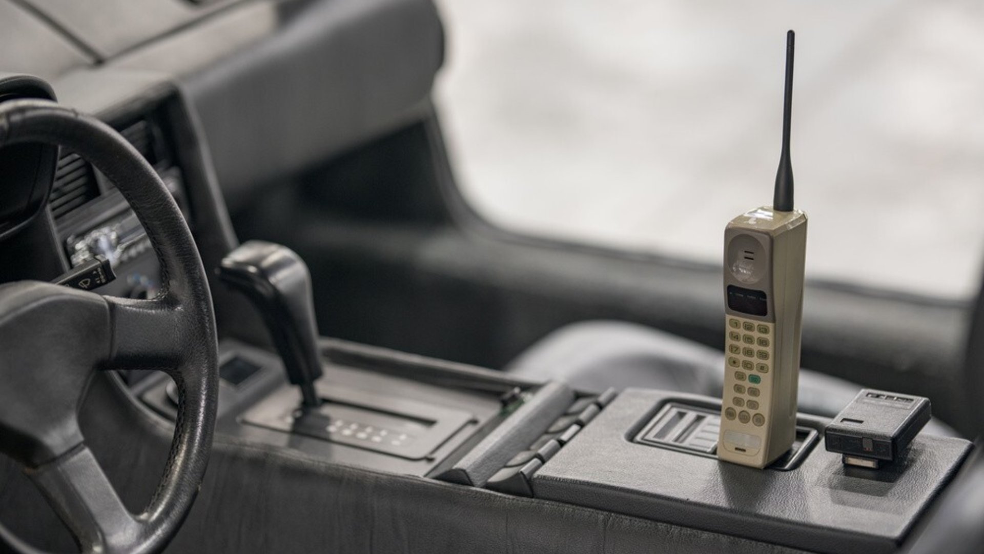 প্রথম তৈরি হওয়া মোবাইলের দাম