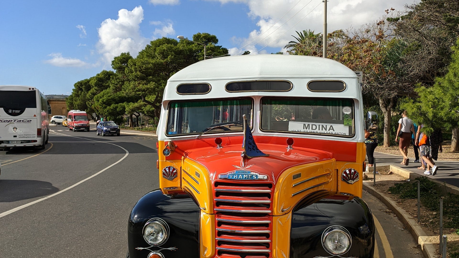 বক্রপথে বাস চলা