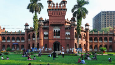 ঢাকা বিশ্ববিদ্যালয়ে পড়তে চাও তাহলে পোস্টটি তোমার জন্য