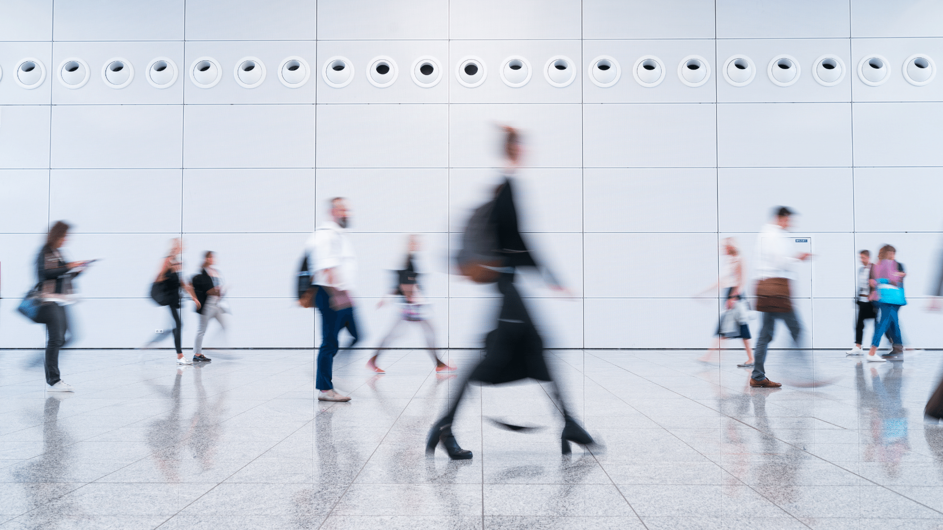 পাবলিক ওয়াইফাই ব্যবহারের সময় চারপাশের ব্যক্তি থেকে রক্ষা