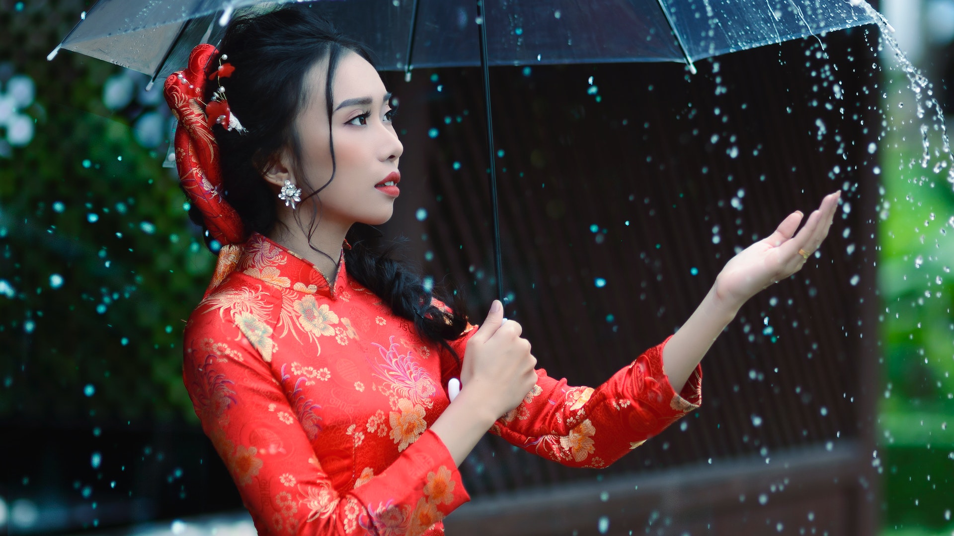 বাইরে দাঁড়িয়ে থাকলে ছাতা ধরার নিয়ম