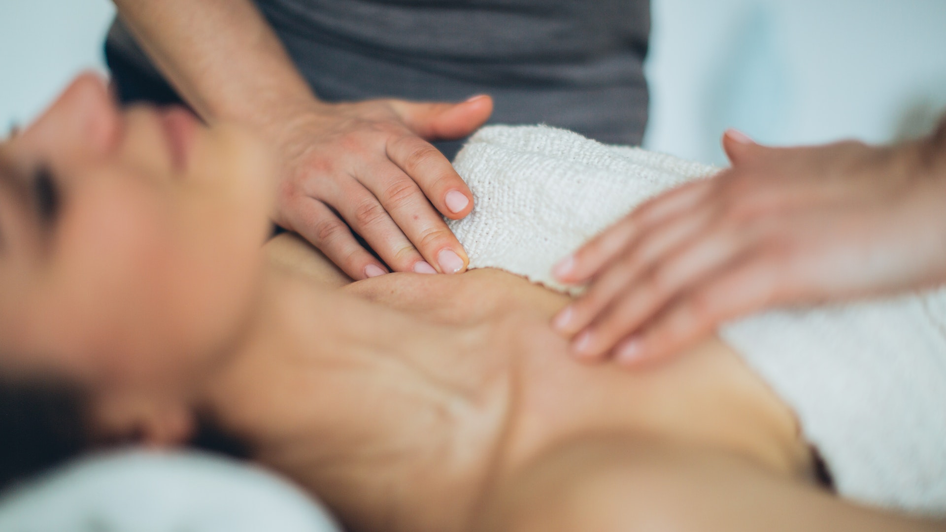 বুকে চাপ দেয়া