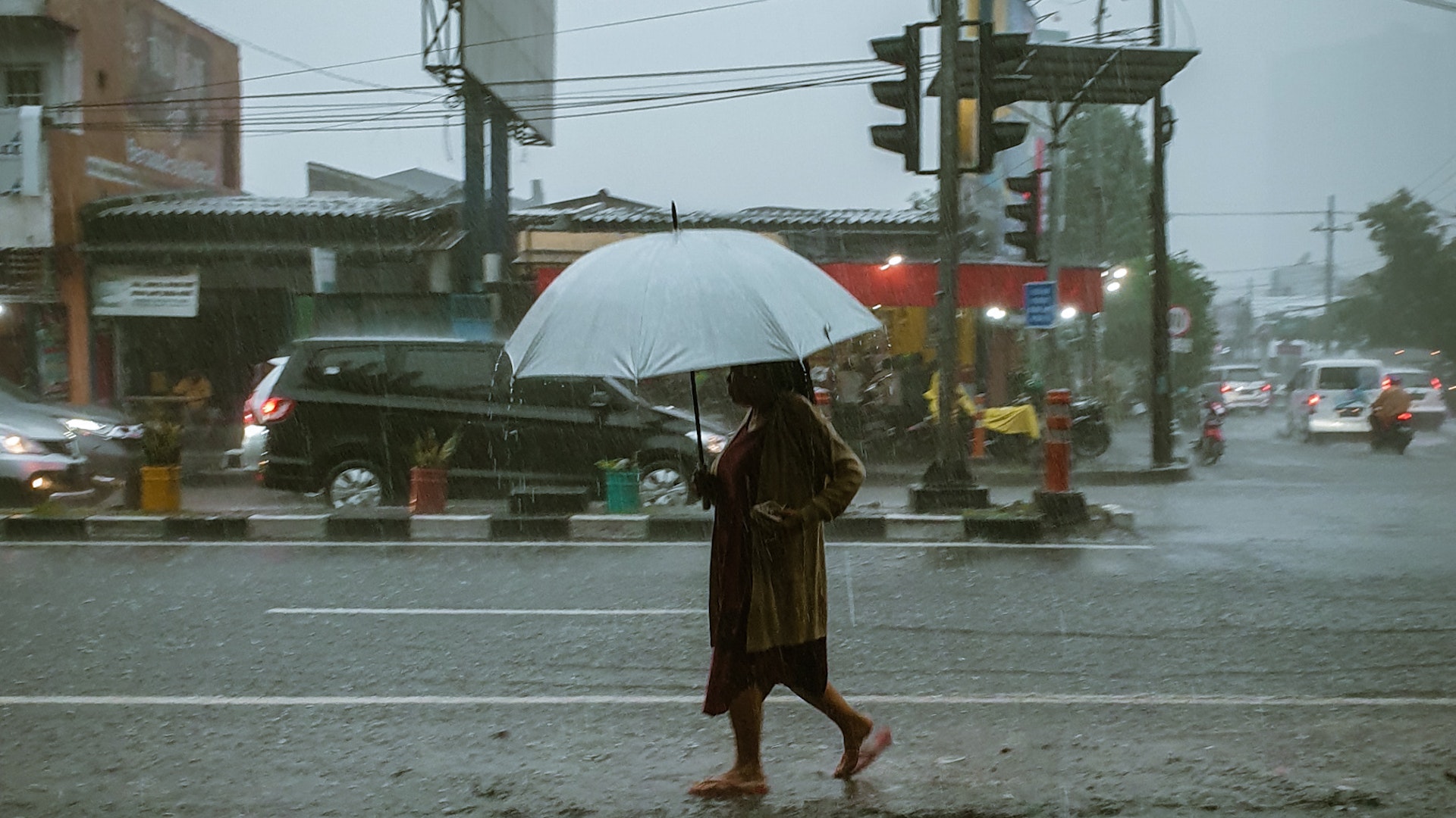 বাইরে চলার সময় ছাতা ধরার নিয়ম