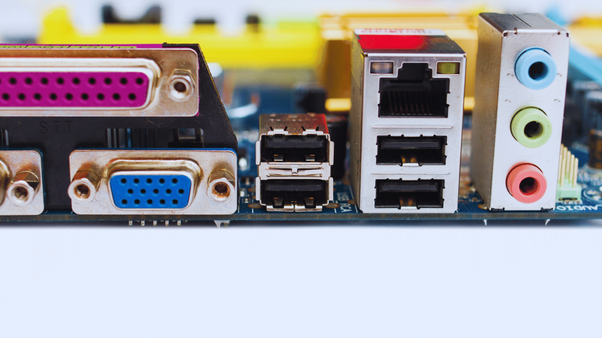 ডেস্কটপ অনেক বেশি পোর্ট অফার করে