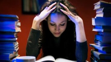 কিভাবে কোন বিষয়ে মনযোগ ধরে রাখবেন