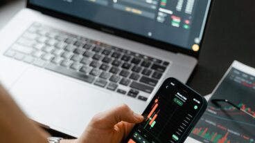 “বায়োমেট্রিক প্রযুক্তি: কী, প্রকারভেদ, ব্যবহার এবং নিরাপত্তা বিষয়ক সম্পূর্ণ গাইড ২০২৫”