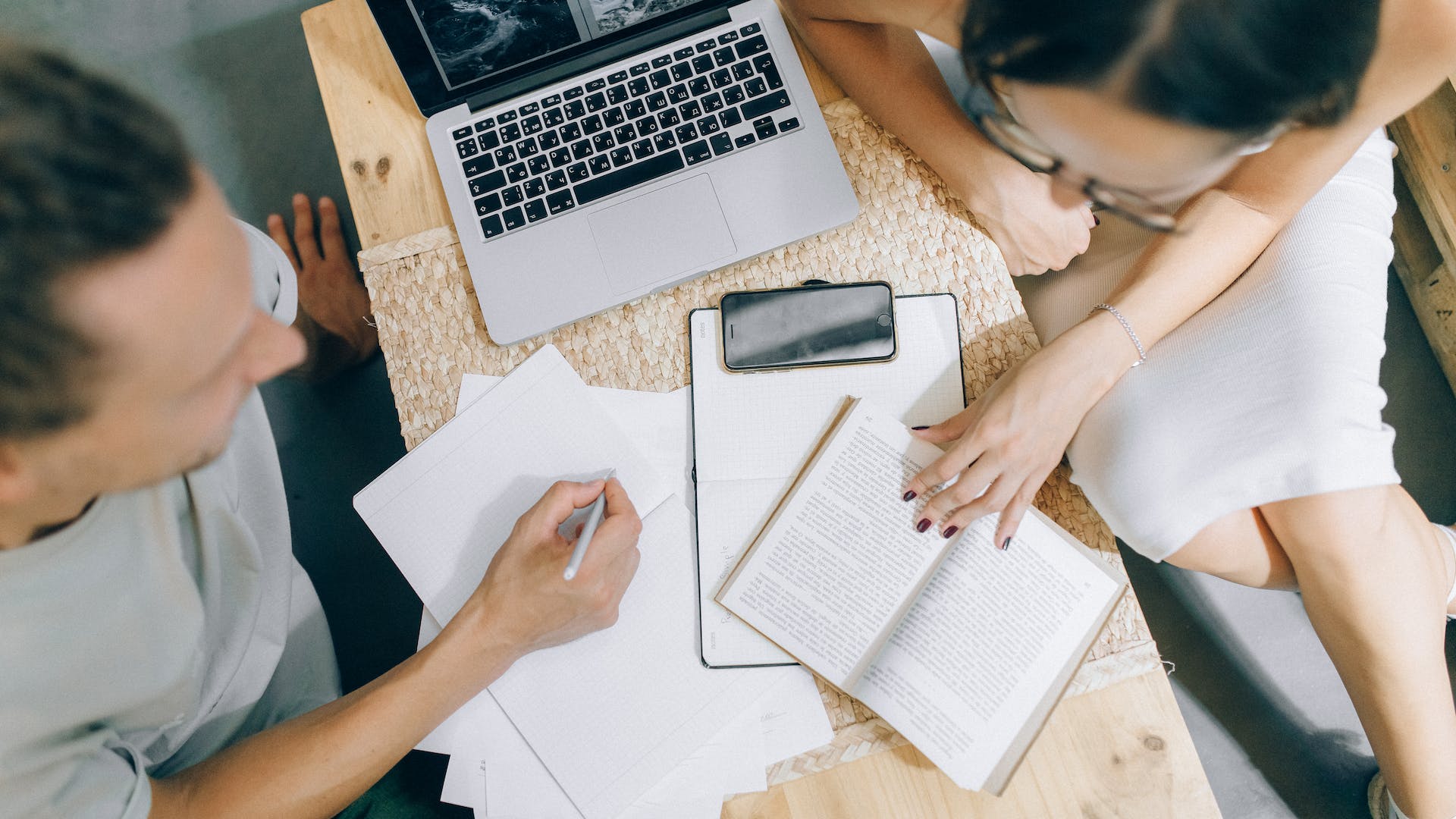 অনলাইন বই দিয়ে পড়াশোনা 