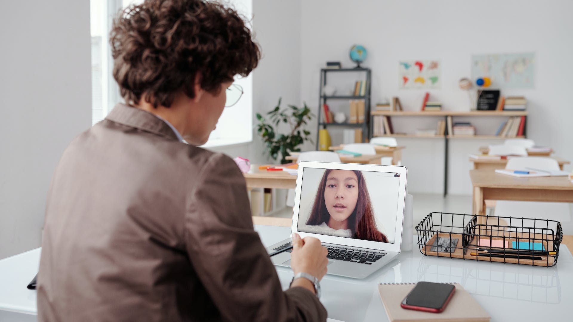 অনলাইন টিউশনের মাধ্যমে পড়াশোনা 