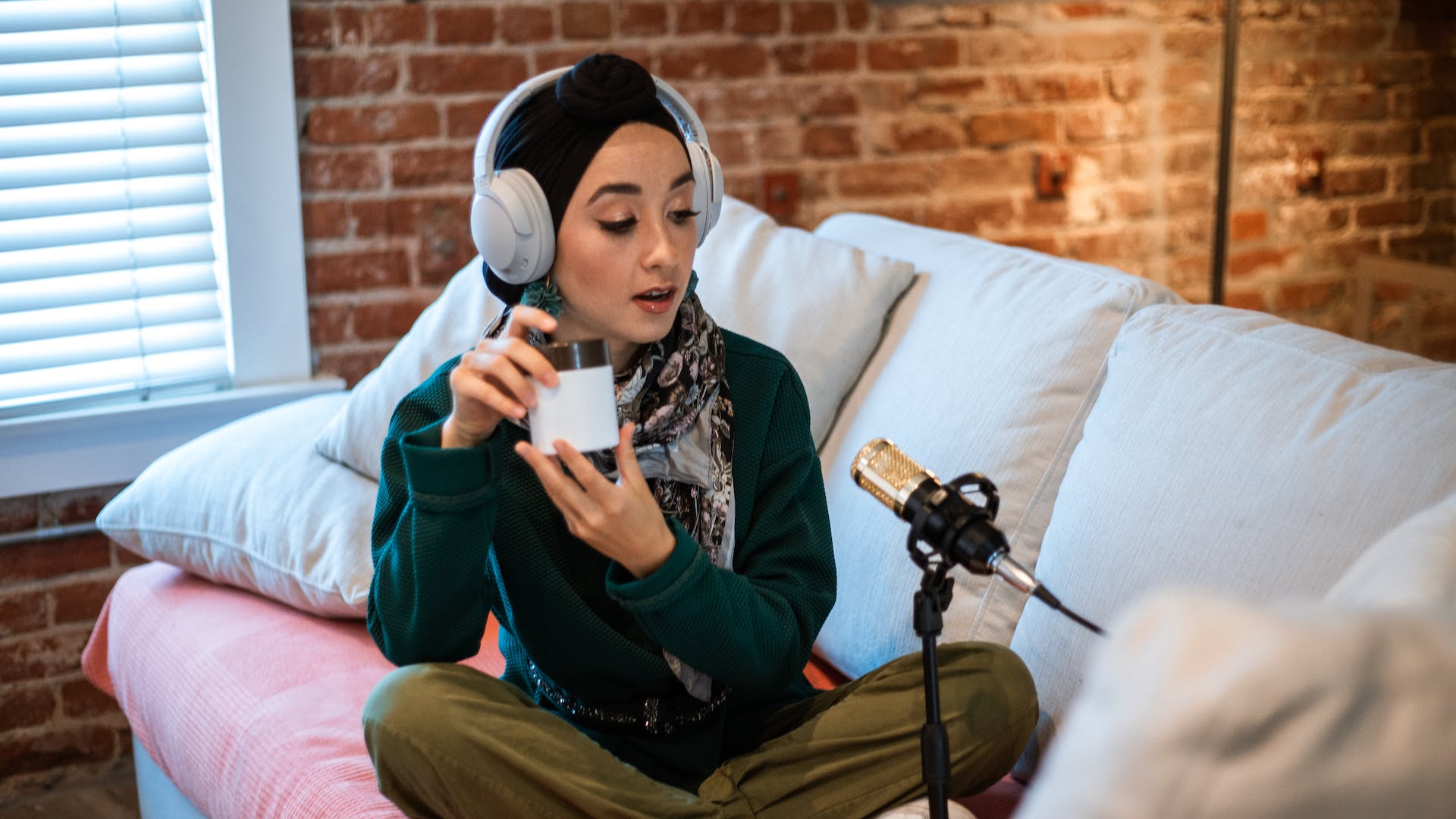 ওয়েবসাইট বা পেইজের কনটেন্ট দেখে পণ্য কিনুন