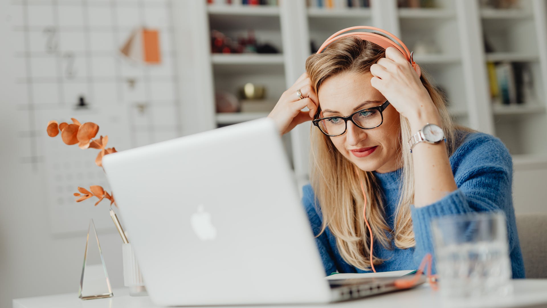 ভিডিও দেখে আয়