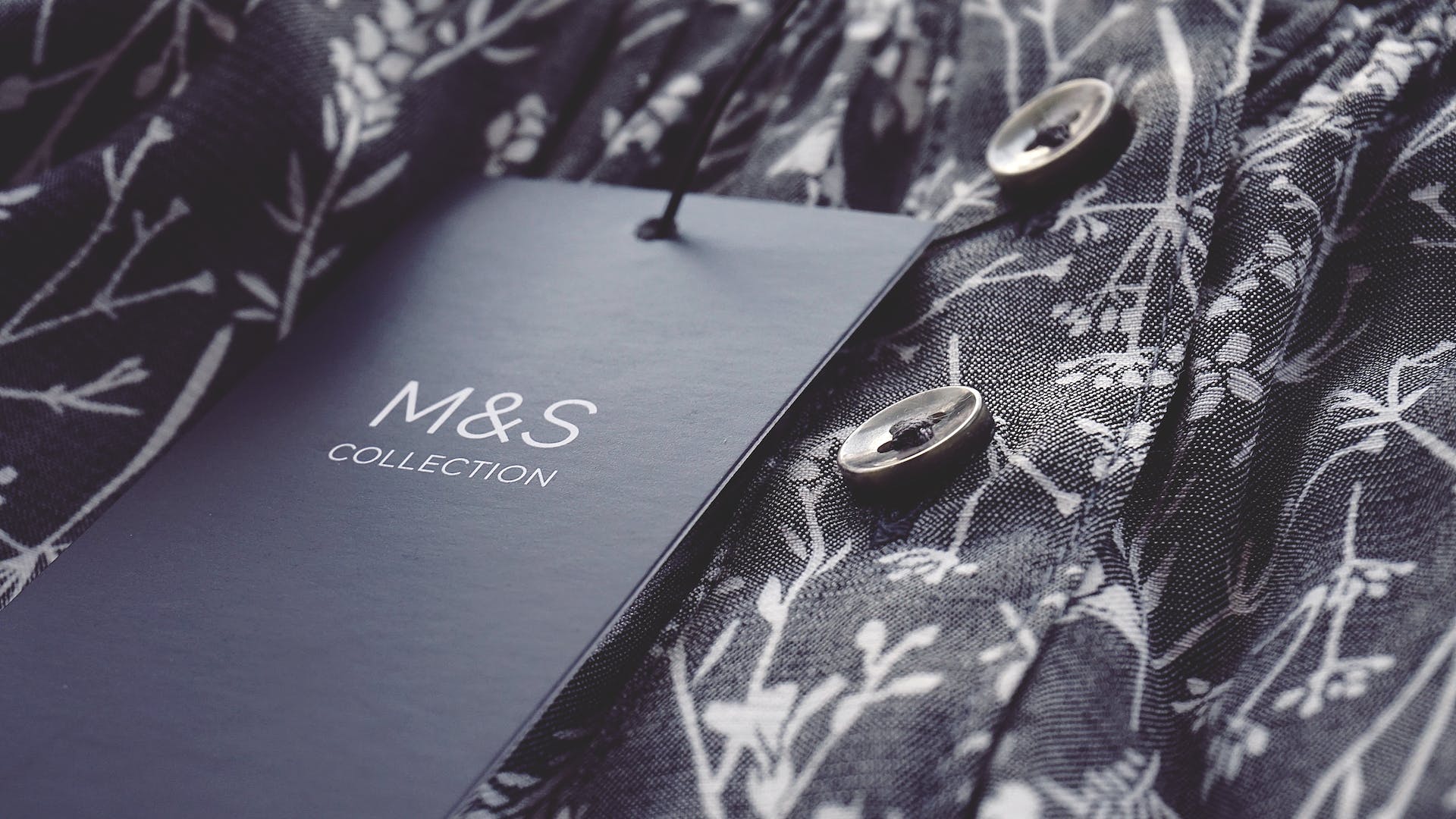 ব্রান্ডিং দেখে পণ্য কিনুন