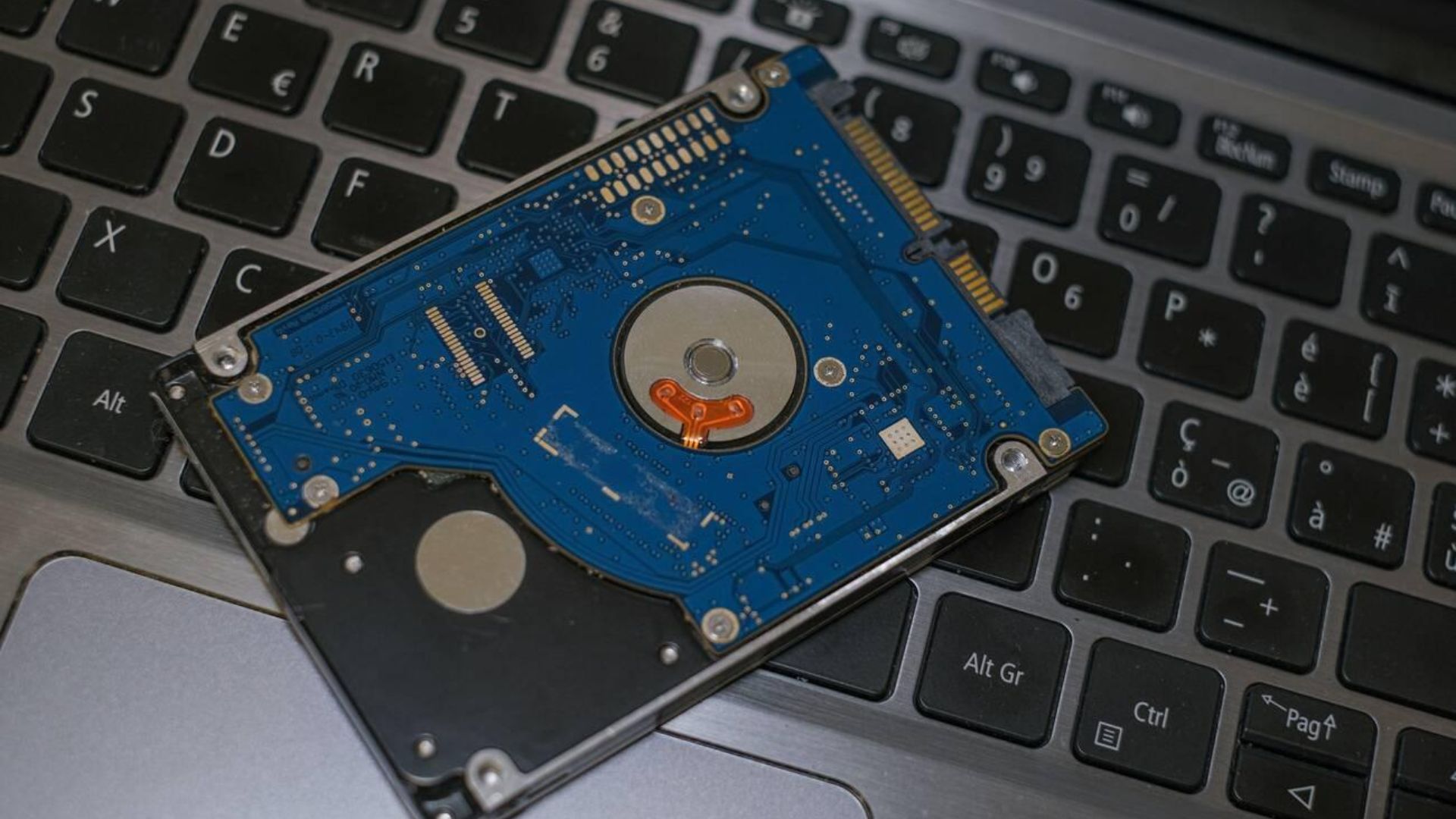 এসএসডি (SSD) বনাম এইচডিডি (HDD)