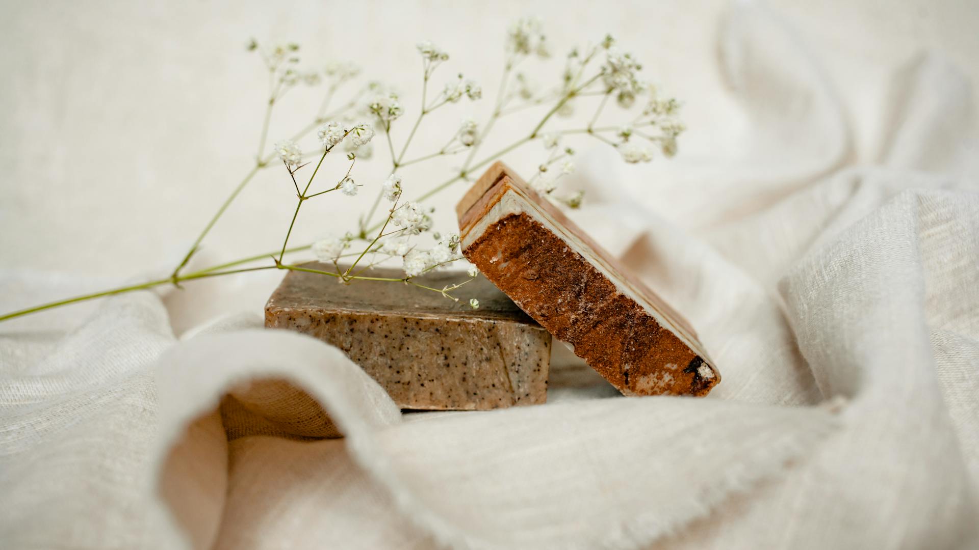 পণ্যের সাথে মানানসই অনুষঙ্গ ব্যবহার করে ডেকোরেশন করুন