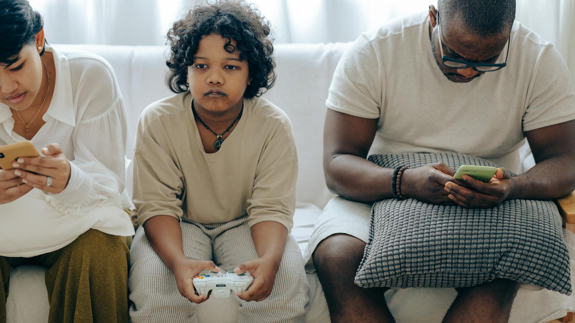 বাচ্চাদের সামনে মোবাইল ব্যবহার করা থেকে বিরত থাকুন